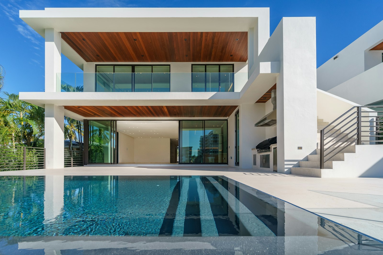 Maison avec grande baie vitrée