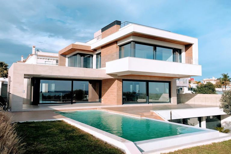 Villa blanche avec piscine
