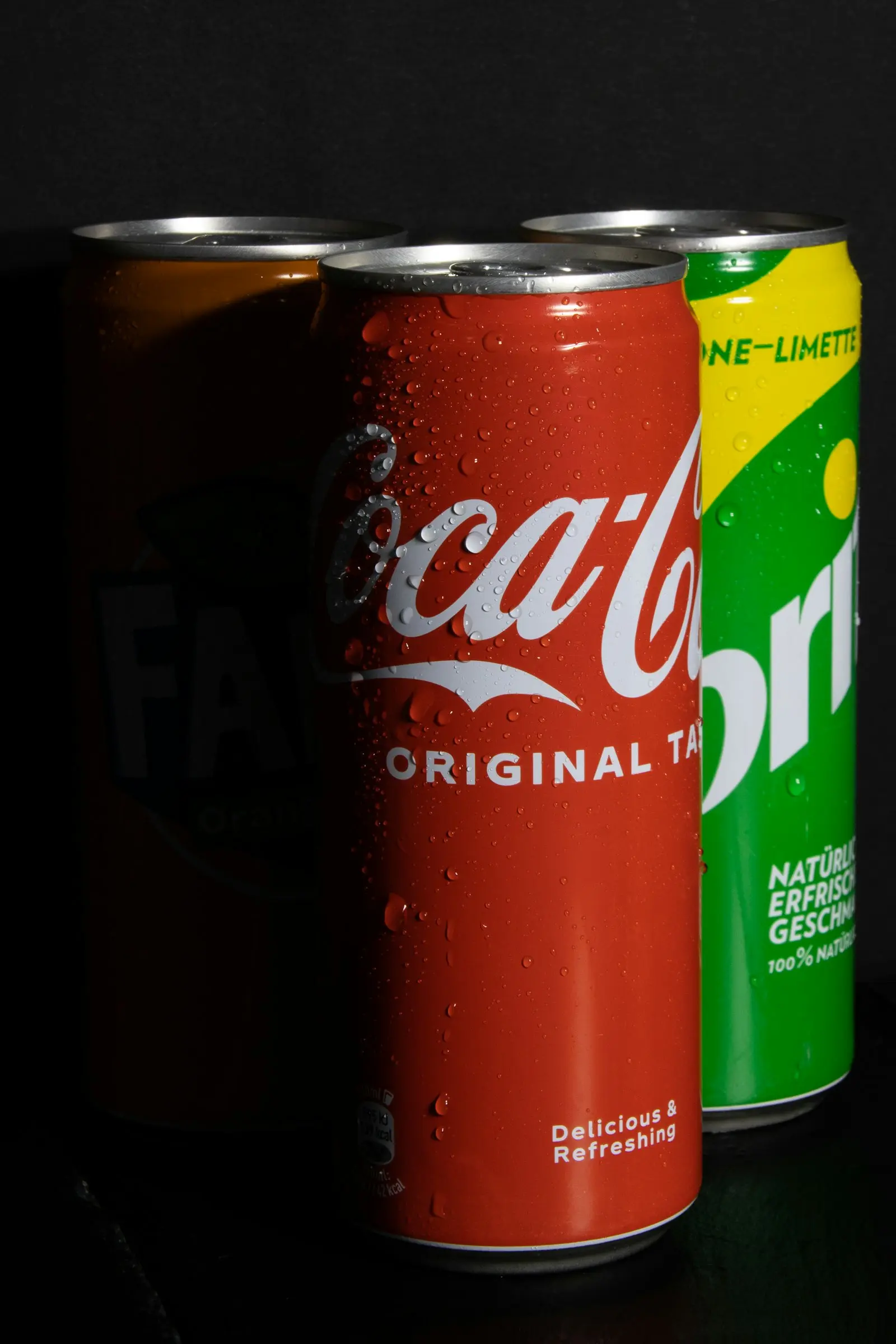Canettes de boisson gazeuse — produit grande consommation en campagne publicitaire