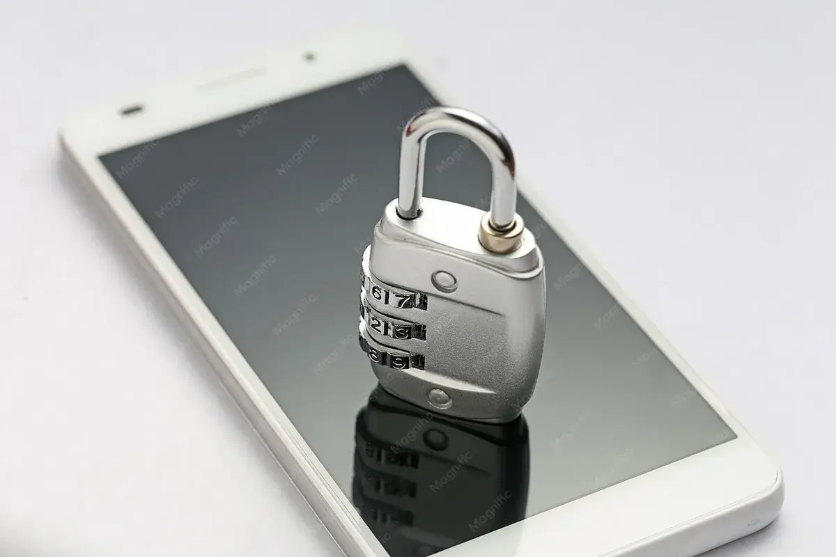 Téléphone verrouillé par un cadenas, symbole de sécurité du compte